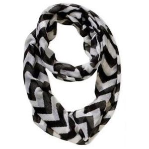 ❤️ 2 for $6 NWOT Black & White Chevron Infinity Scarf